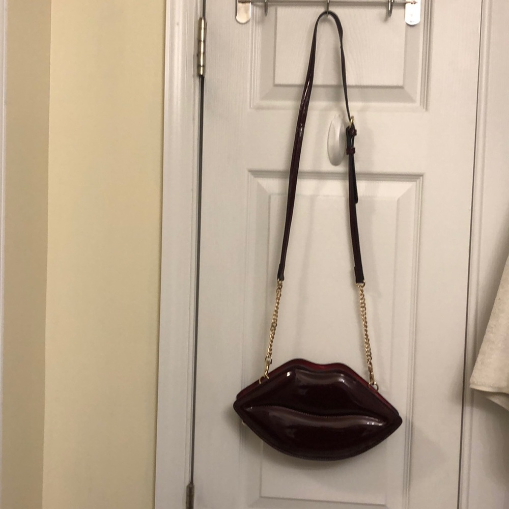 LIPS purse
